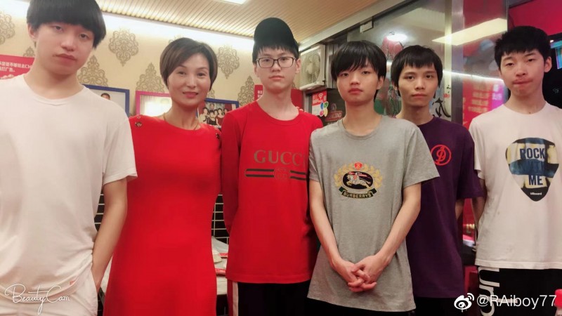 iBoys深夜发博分享老照片:与厂长、Meiko、爱萝莉、Hope在外吃饭