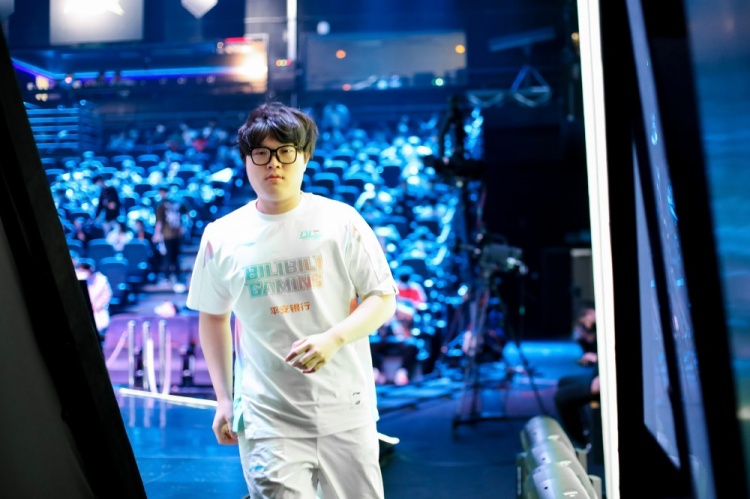 BLG赛后返图:赢了就要开心笑