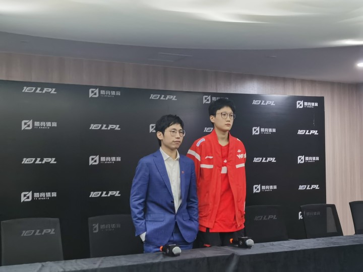 WE群访 教练:第四把BP处理太糟了 然后选手也很难发挥吧