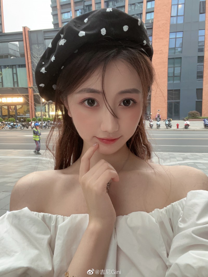 解说吉尼晒照:一字肩泡泡袖衬衣 元气满满~