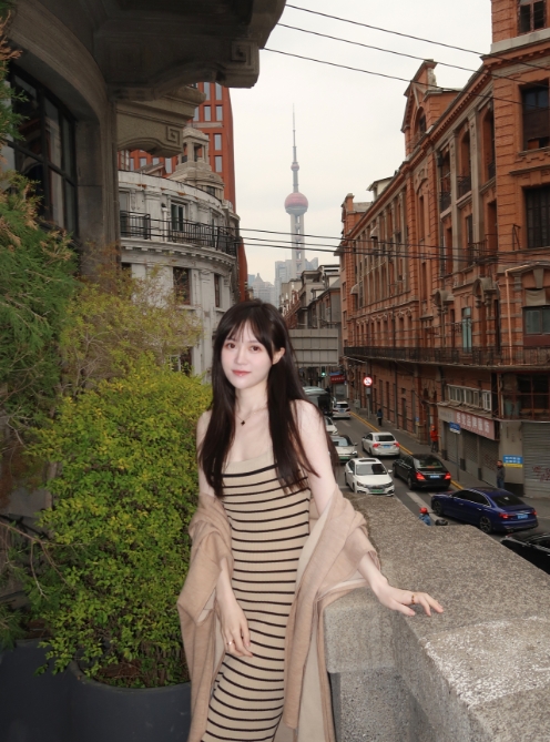 主持子琪晒照:吊带长裙裹挟素色披肩 知性与性感并存