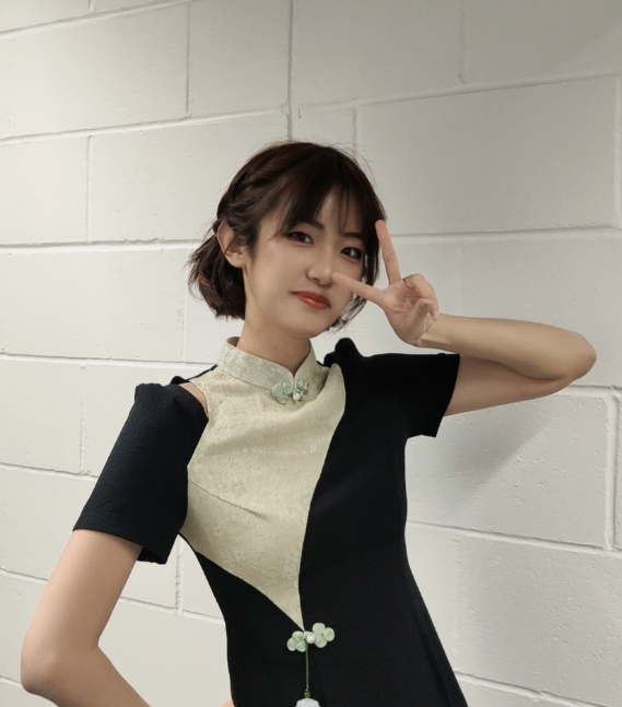 主持夏安晒伦敦返图:MSI酷炫舞台的小小震撼