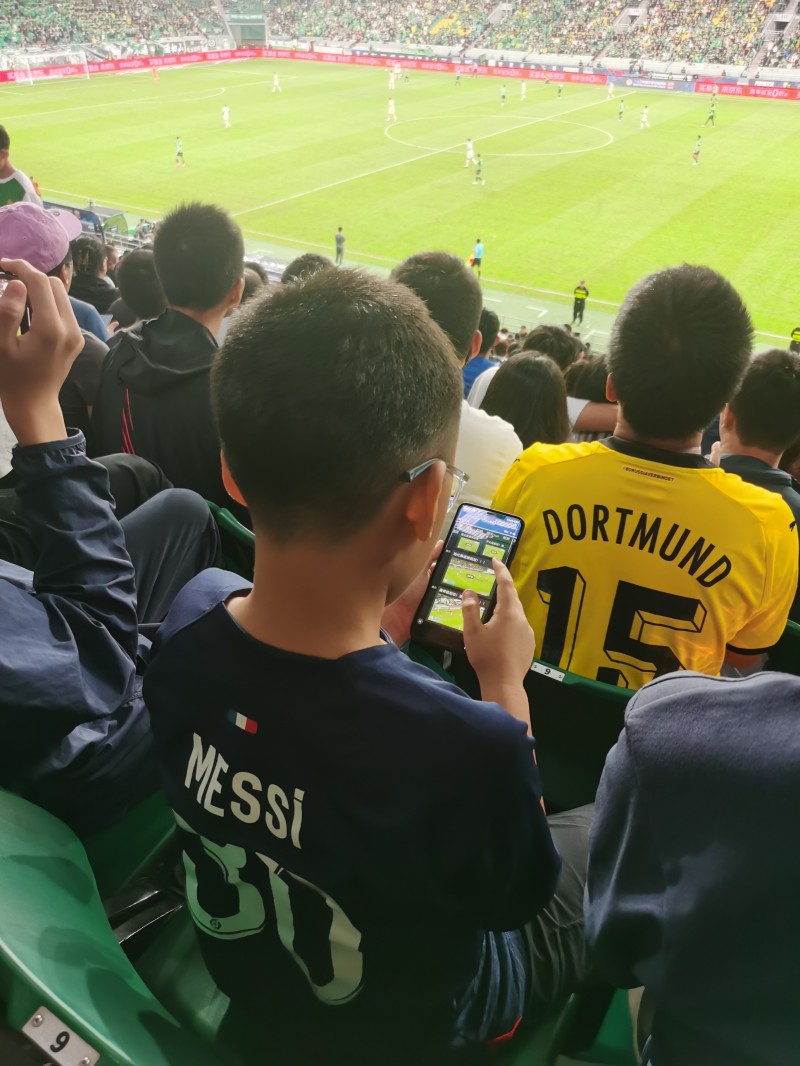 小吧友?穿着梅西球衣的小朋友现场观战国安,打开龙八国际看进球