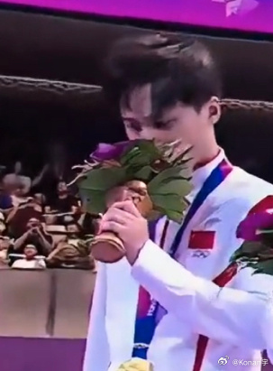 这捧花香么？颁奖仪式环节AME偷偷闻起手捧花的味道?