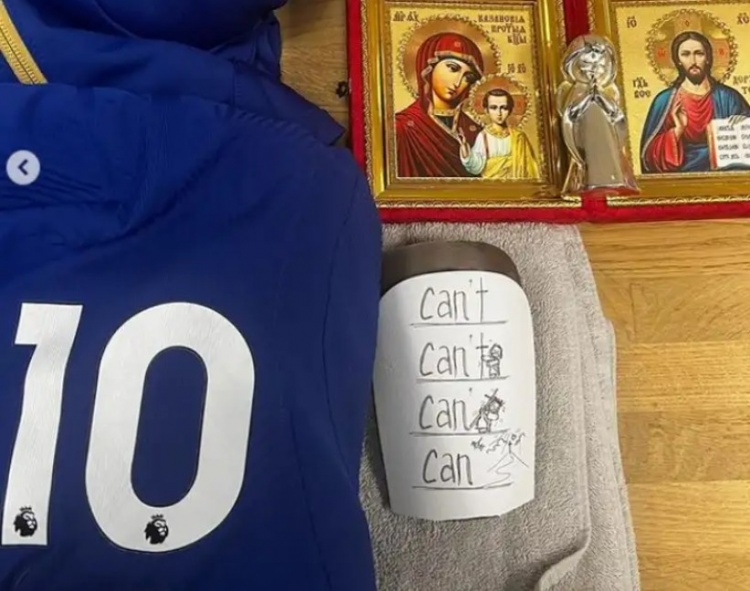 不能→能!穆德里克晒出护腿板上的励志漫画