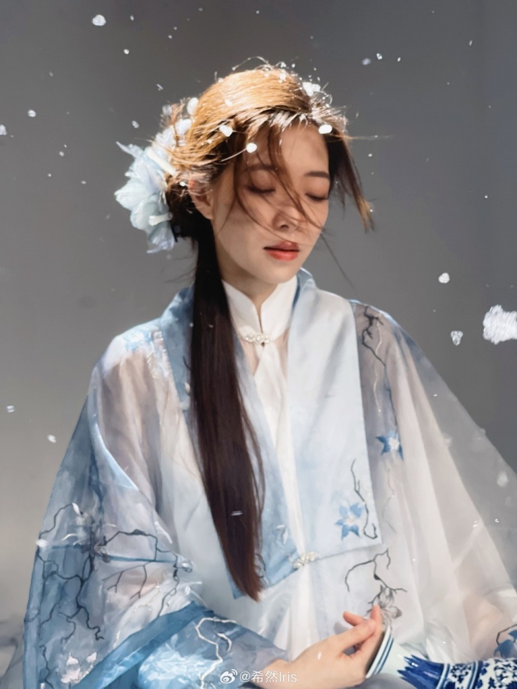 希然晒古风照:开始➡️卡!要不要把这套加入衣柜捏