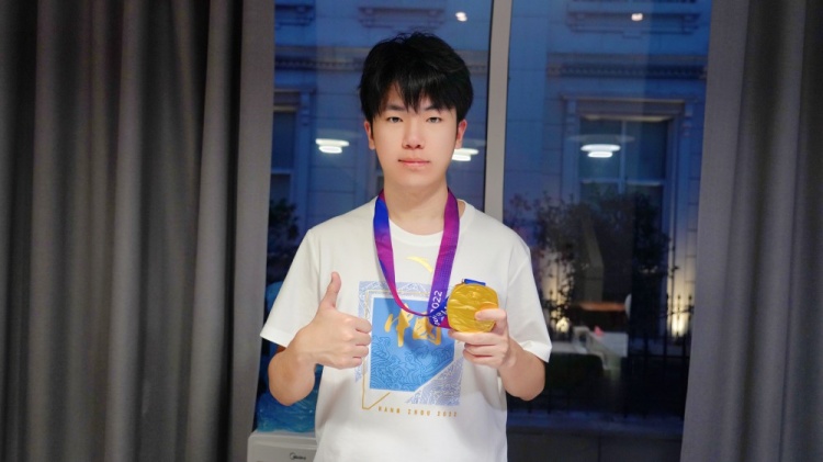 eStar官方:金牌打野顺利归队咯!欢迎罗思源队长回家!