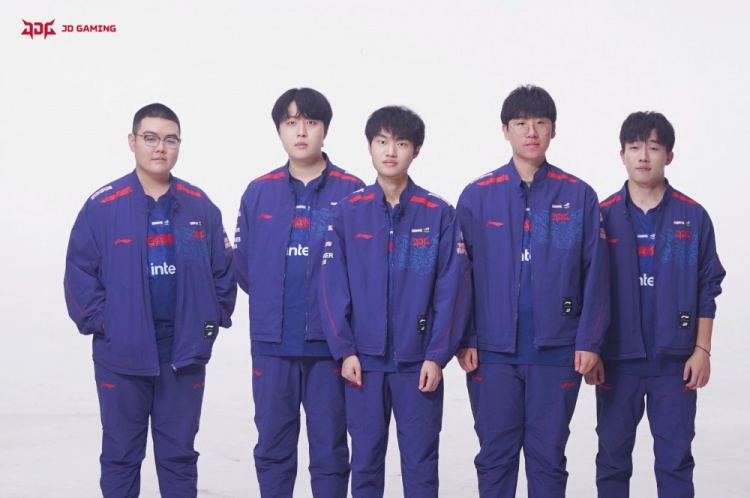 JDG俱乐部分享首发选手合照:369剪了短发,Ruler脸怎么这么红?