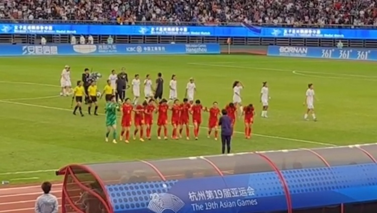 获亚运会铜牌,中国女足姑娘们赛后集体鞠躬致敬主帅水庆霞