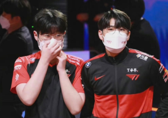 哥俩什么情况?T1上野近期韩服上演尴尬一幕:两人排到一起一把没赢