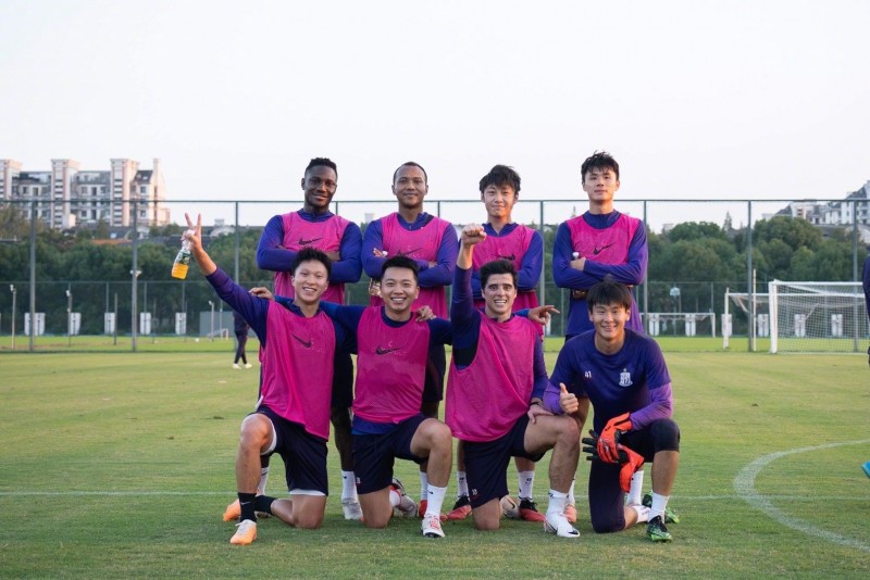 天青色等烟雨，而我在等你 让自己快乐快乐，这才叫做意义