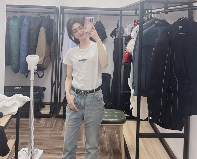 LOL手游主持小悠珊珊晒照:机能皮肤限定返场