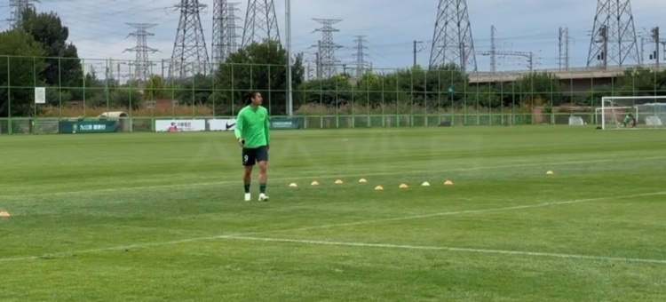 久违了!记者晒张玉宁伤愈回归训练视频,正进行传接球训练