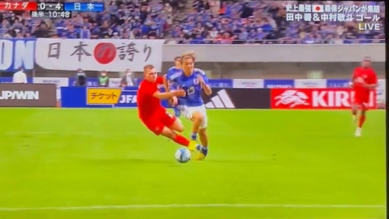 这竟然不是红牌?中村敬斗被背后飞铲,支撑脚脚踝已经变形?