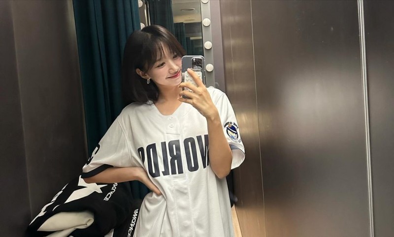 LCK美女主持尹秀彬晒照:身着世界赛定制短袖 元气满满~