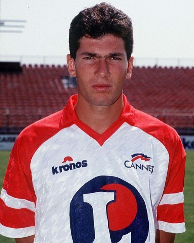 目光坚毅,发量惊人!某传奇早期的大头照?你看出这是谁了吗?