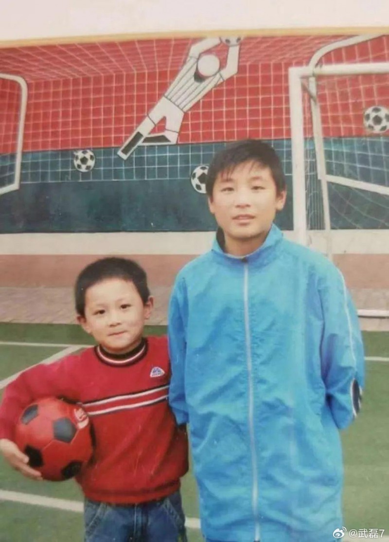 ?武磊晒小时候和现在与蒋圣龙的合影：吃什么才能长这么高的