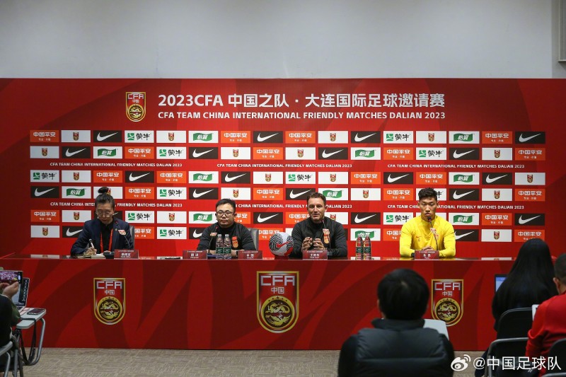 扬科维奇与朱辰杰出席赛前发布会:使用三中卫或四后卫要看情况