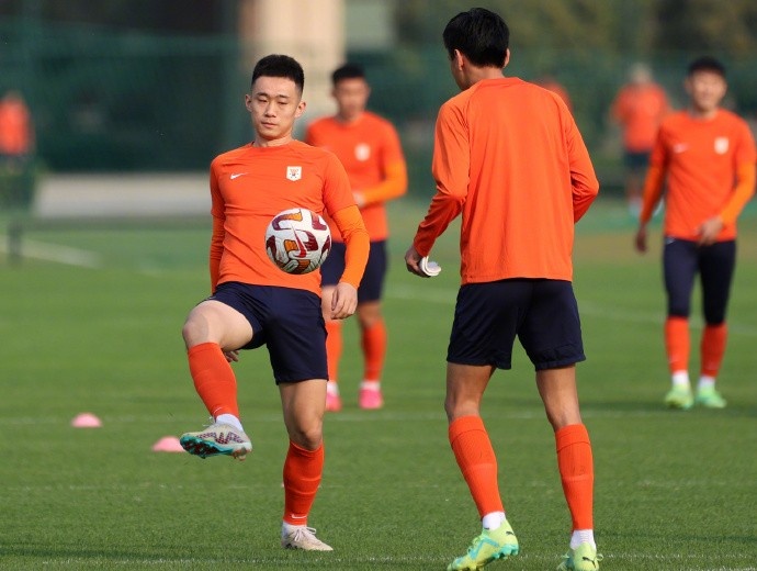 山东泰山在基地内积极备战,训练以传接球、射门和对抗练习为主