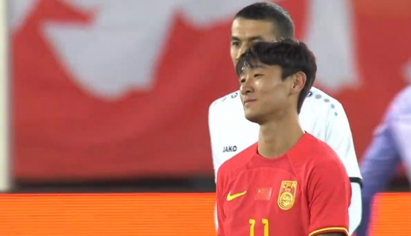 我就喜欢他这么狂！半场结束后的韦少：头抬高微笑→咧嘴笑