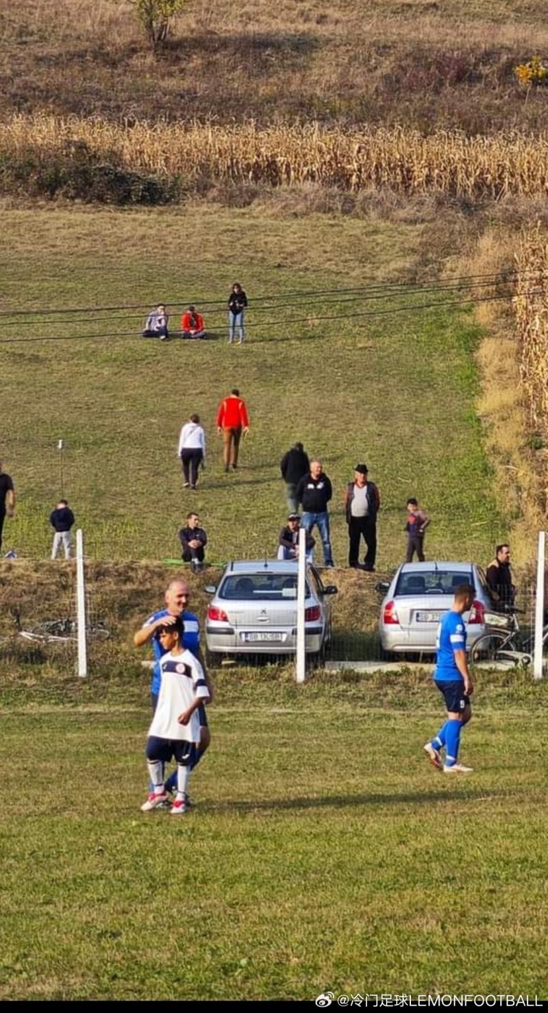 一图流丨罗马尼亚第五级别联赛，47岁的球员遇到了14岁的球员