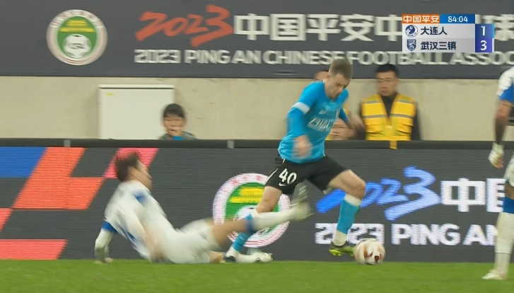 剪刀脚✂️高准翼剪刀脚铲倒博桑季奇被红牌直接罚下