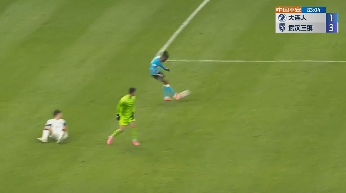 一时间你竟分不出...刘殿座撞翻后卫送空门,曼佐基张弓搭箭射偏