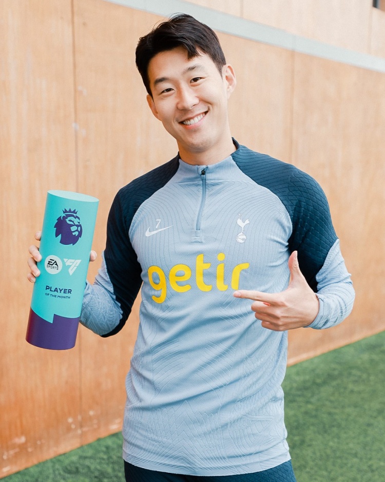 打进6球率队3胜1平！孙兴慜领取9月份英超最佳球员奖杯?