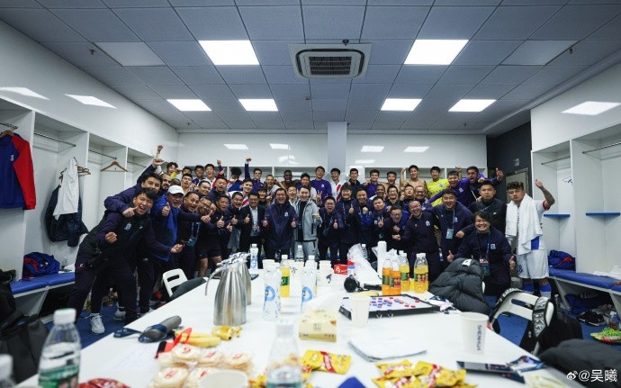 吴曦晒申花合照庆祝胜利:感谢江苏球迷祝福,保持专注继续前进