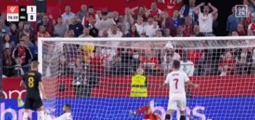 一场平局终结4连胜!皇马1-1塞维利亚,皇马两球被吹