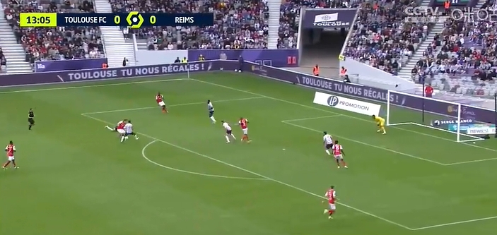 比之三笘薰若何?伊东纯也不触球虚晃晃翻对手+顺势穿裆+搓射中柱