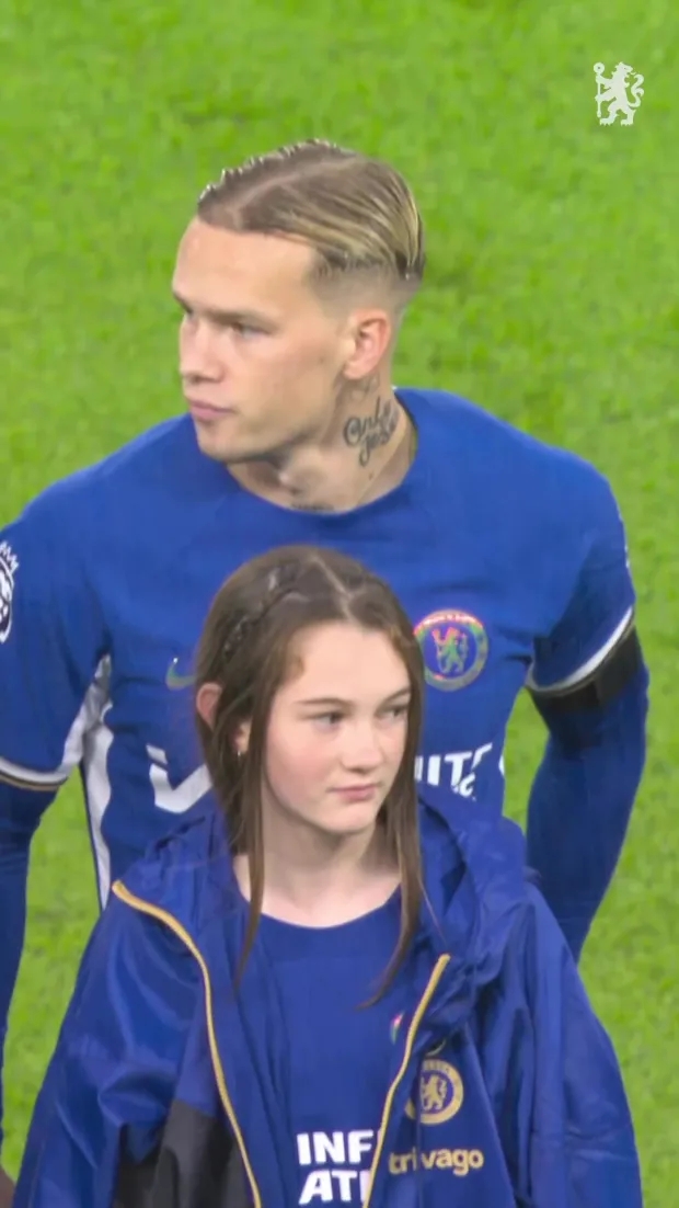 暖男行为!太阳报:穆德里克将雨衣给球童受到球迷称赞