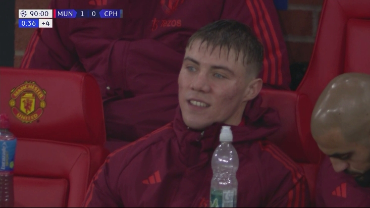 亲弟弟对阵曼联补时上场，先被换下的霍伊伦眼里全是欣慰?