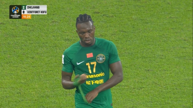 失良机!埃弗拉准单刀推射中柱,随后被换下