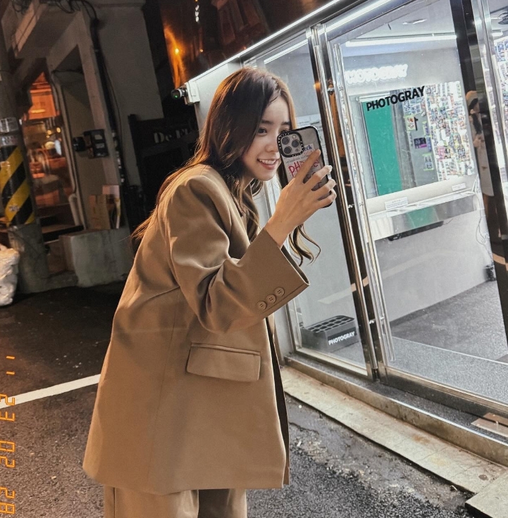 主持余霜晒韩国citywalk返图:小着大号复古西装