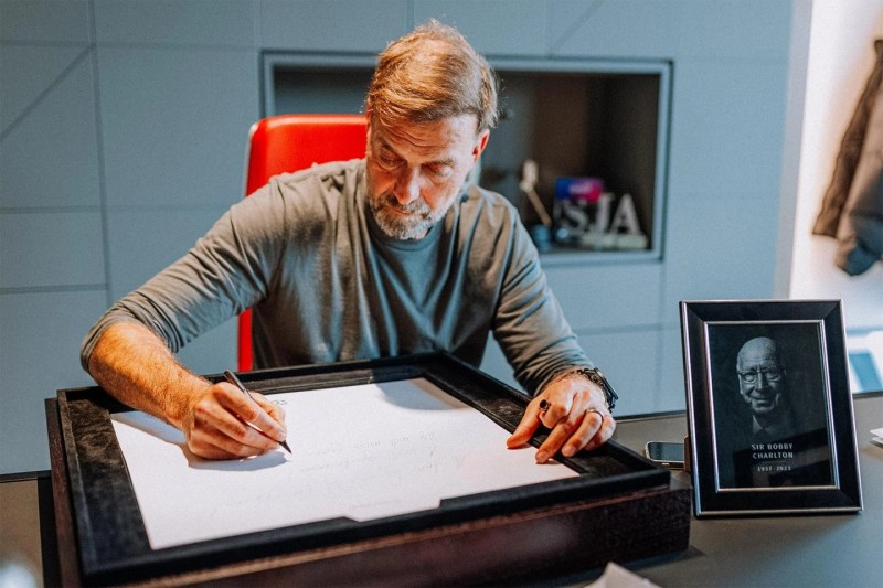 达格利什前往老特拉福德向查尔顿献花圈,克洛普书写吊唁信