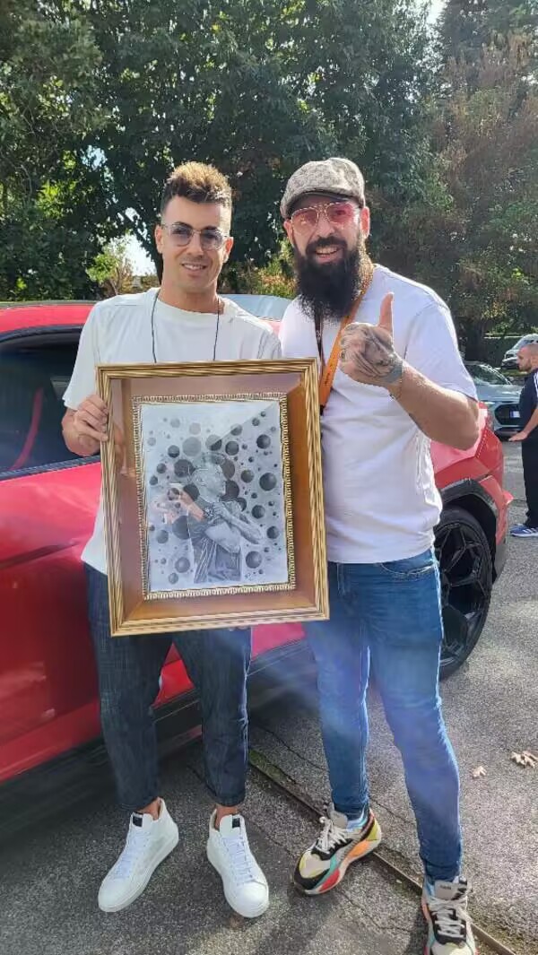 沙拉维31岁生日,罗马艺术家向他赠送一幅肖像画庆祝生日