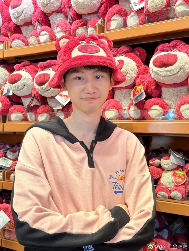 Doinb晒照:你们的咕咕公主回来辣!