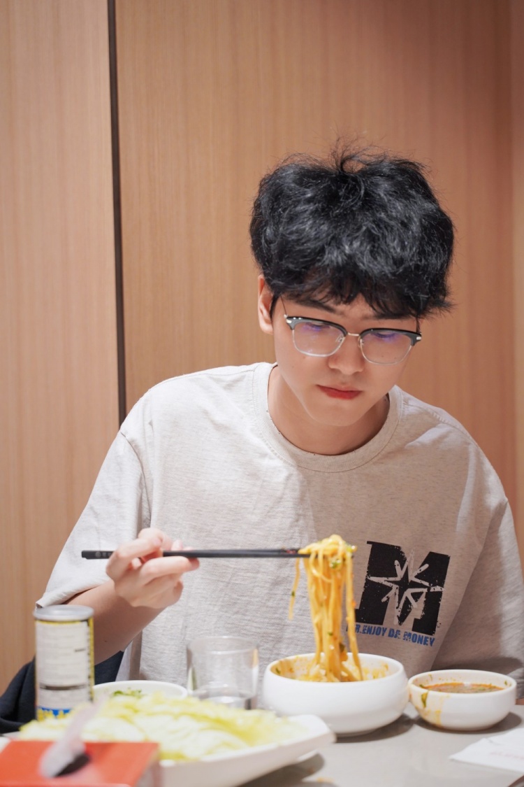 LNG分享选手日常返图:昨日赛后一起吃火锅的小麒麟们