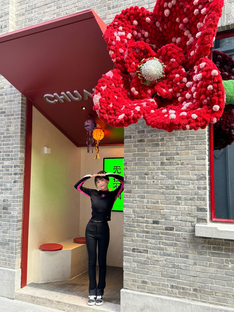 周淑怡晒照:身着休闲服装 旧地重游