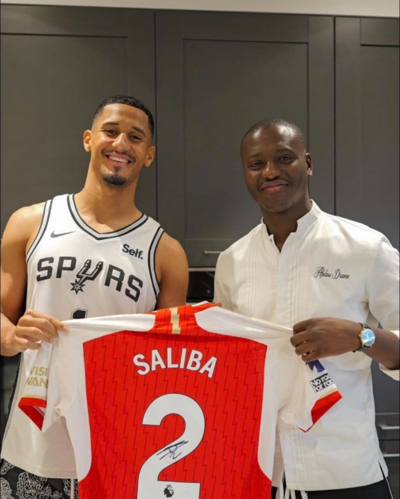 卧底石锤了?萨利巴身着“热刺”球衣拍照