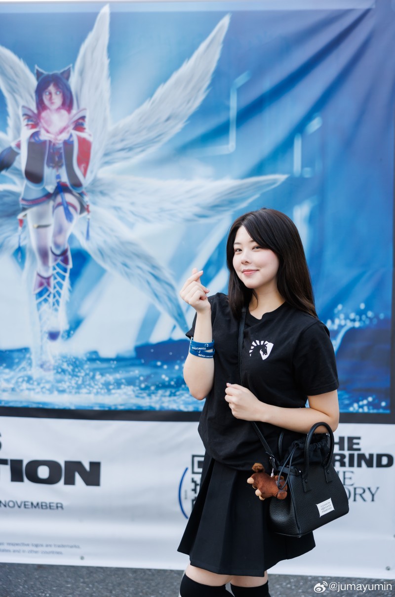 Mayumi参加S13赛评营地:微胖肉感生菜 搭配小腿黑丝