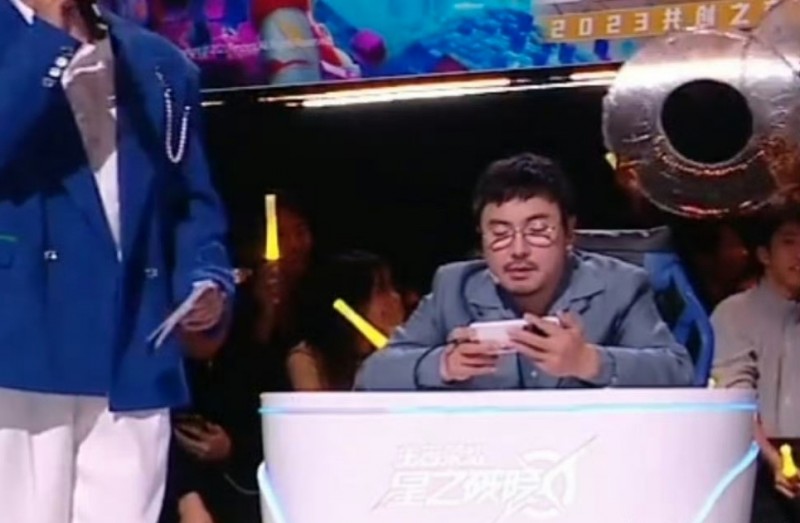 王者荣耀共创之夜：沈腾带老花眼镜跟檀健次玩安琪拉