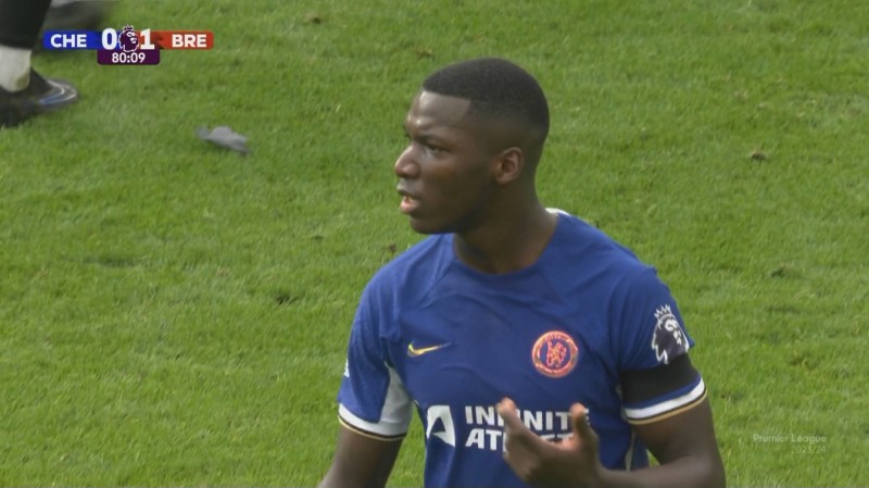 怎么是我？凯塞多被换下时一脸疑惑“me？”，反复确认才走下场