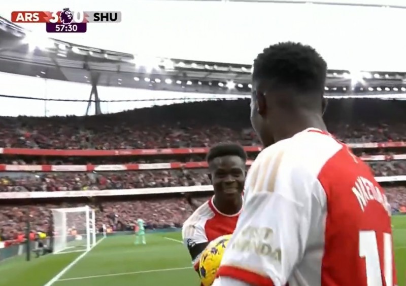 ?阿谀奉承!恩凯提亚戴帽,萨卡第一时间献上比赛用球