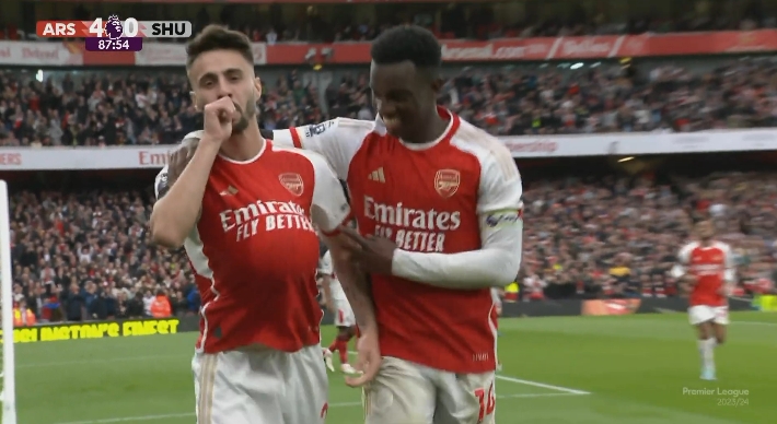 再补一刀！维埃拉造点亲自主罚命中，随后奶嘴“怀球”庆祝