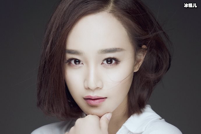 蓝盈莹拍时尚大片，复古的撞色搭配太吸睛