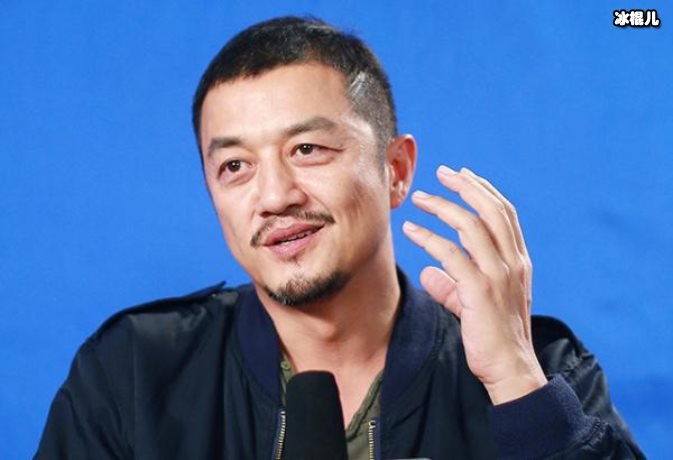 李亚鹏陪女儿游玩,抛弃女友独自在上海