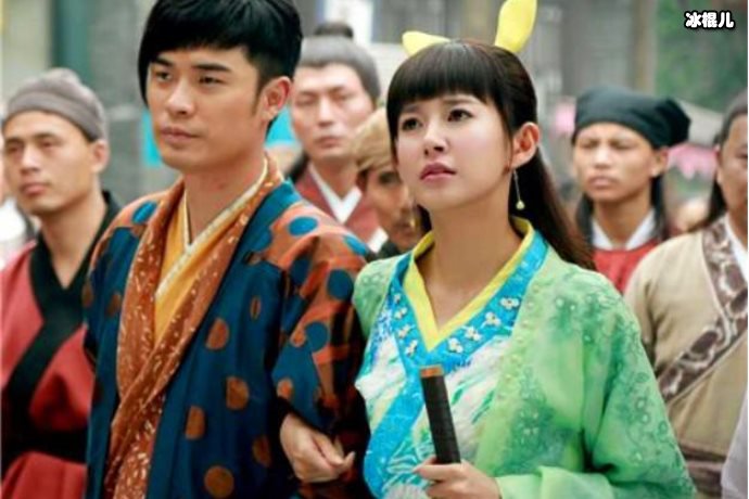 张子萱为二女儿办百日宴,身穿公主裙抢了女儿风头