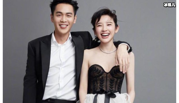 唐艺昕童年很乐观,从小就爱笑与闺蜜拍照要站C位